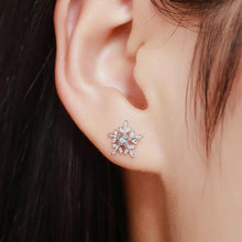 Load image into Gallery viewer, Snowflake Earring